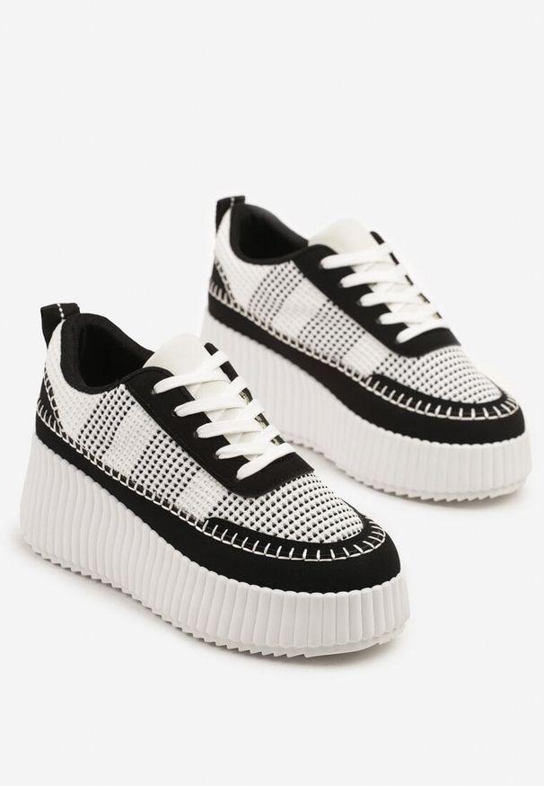 Born2be - Czarno-Białe Sneakersy na Grubej Podeszwie z Tłoczeniami Zdobione Przeszyciami Falinia. Okazja: na co dzień. Kolor: czarny. Materiał: jeans. Wzór: aplikacja