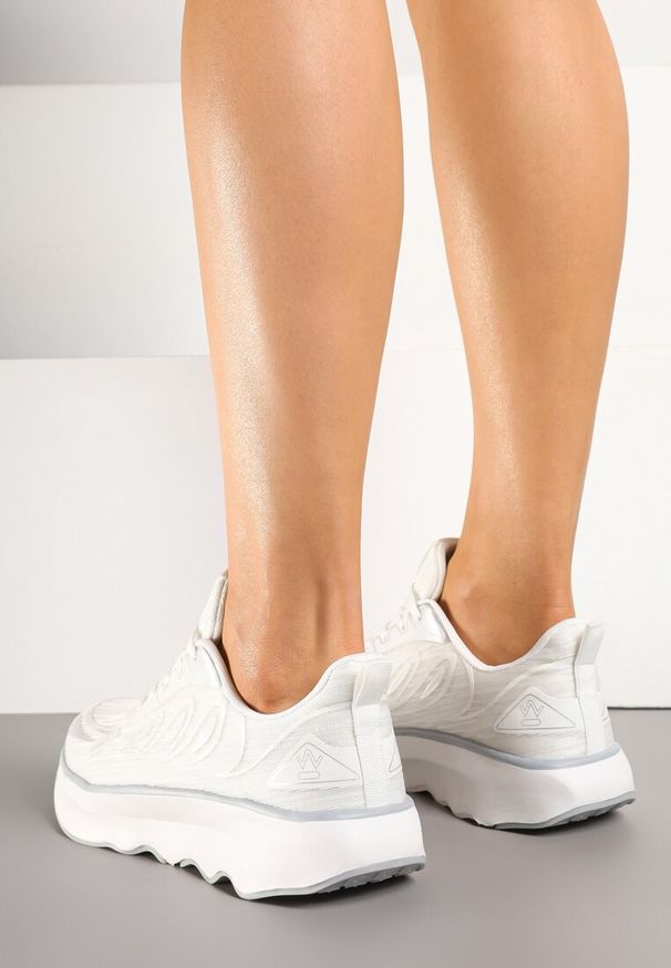 Renee - Białe Sneakersy na Podeszwie z Pianki Zdobione Geometrycznymi Detalami Ulianavia. Okazja: na imprezę, na co dzień. Kolor: biały. Materiał: skóra, jeans. Wzór: geometria, aplikacja
