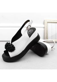 Skórzane sandały damskie na koturnie z koralikami białe Filippo DS6076. Kolor: biały. Materiał: skóra. Obcas: na koturnie #8