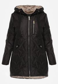 Born2be - Czarna Pikowana Kurtka Przejściowa Parka z Kapturem o Długim Kroju z Ozdobą Isaline. Okazja: na co dzień. Typ kołnierza: kaptur. Kolor: czarny. Materiał: poliester, dresówka. Długość: długie. Wzór: aplikacja. Styl: casual, klasyczny #3