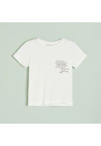 Reserved - Bawełniany t-shirt z napisami - Kremowy. Kolor: kremowy. Materiał: bawełna. Wzór: napisy