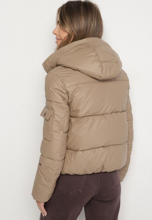 Born2be - Ciemnobeżowa Pikowana Kurtka Puffer z Kapturem i Ozdobnymi Taśmami Relania. Okazja: na spacer, na co dzień. Typ kołnierza: kaptur. Kolor: beżowy. Materiał: dzianina, skóra, poliester. Styl: casual