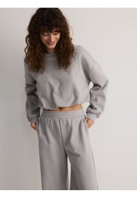 Reserved - Krótka bluza ze ściągaczem - jasnoszary. Kolor: szary. Materiał: bawełna, dzianina. Długość: krótkie #1