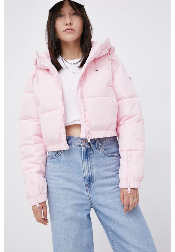 Tommy Jeans Kurtka damska kolor różowy zimowa. Okazja: na co dzień. Kolor: różowy. Materiał: puch. Sezon: zima. Styl: casual