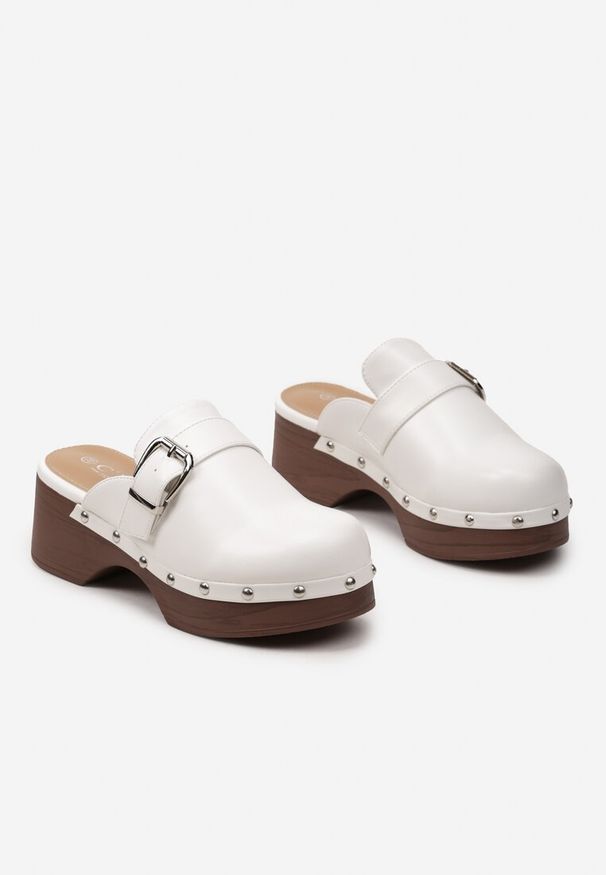 Renee - Białe Klapki Typu Chodaki z Ozdobnymi Nitami i Klamrą Osmeria. Kolor: biały. Wzór: aplikacja. Obcas: na obcasie. Styl: retro, elegancki. Wysokość obcasa: średni