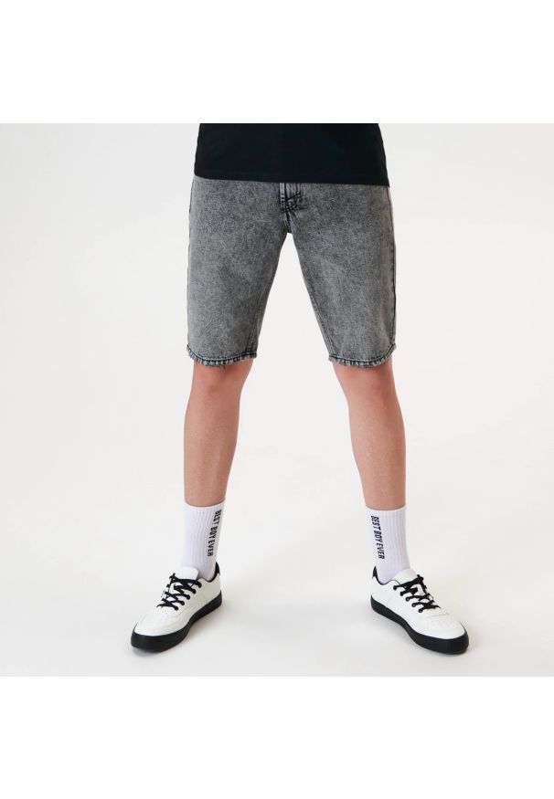 Sinsay - Szorty jeansowe regular - Jasny szary. Kolor: szary. Materiał: jeans