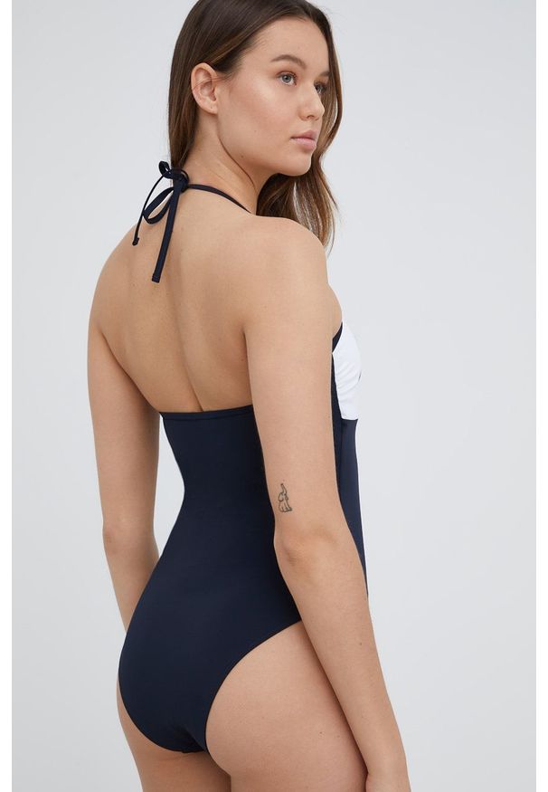 TOMMY HILFIGER - Tommy Hilfiger jednoczęściowy strój kąpielowy kolor granatowy lekko usztywniona miseczka. Kolor: niebieski. Materiał: materiał