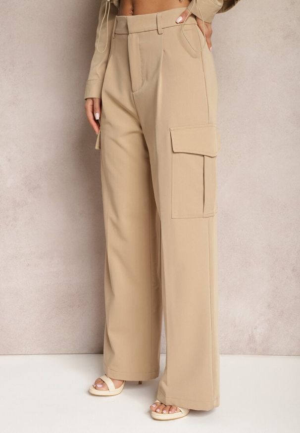 Renee - Beżowe Szerokie Spodnie High Waist w Eleganckim Stylu z Kieszeniami Cargo Dekanna. Okazja: na spotkanie biznesowe, na co dzień. Stan: podwyższony. Kolor: beżowy. Długość: długie. Styl: elegancki