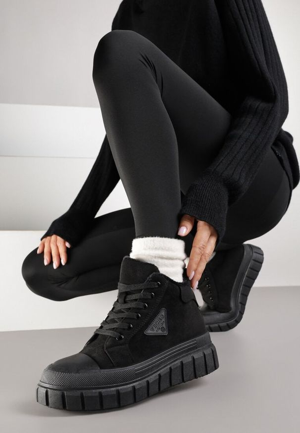 Born2be - Czarne Botki Vices w Stylu Traperów z Grubą Tłoczoną Podeszwą z Ozdobą Alurriva. Okazja: na co dzień. Kolor: czarny. Materiał: jeans. Wzór: aplikacja. Styl: casual