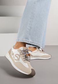 Renee - Beżowe Sneakersy Ozdobione Geometrycznym Motywem Phiaronei. Okazja: na co dzień. Kolor: beżowy. Materiał: jeans. Wzór: geometria, aplikacja #6