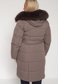 Born2be - Brązowa Pikowana Kurtka z Kapturem z Futrem i Wiązanym Paskiem Mevinatia. Okazja: na co dzień. Typ kołnierza: kaptur. Kolekcja: plus size. Kolor: brązowy. Materiał: futro. Styl: casual, klasyczny #7