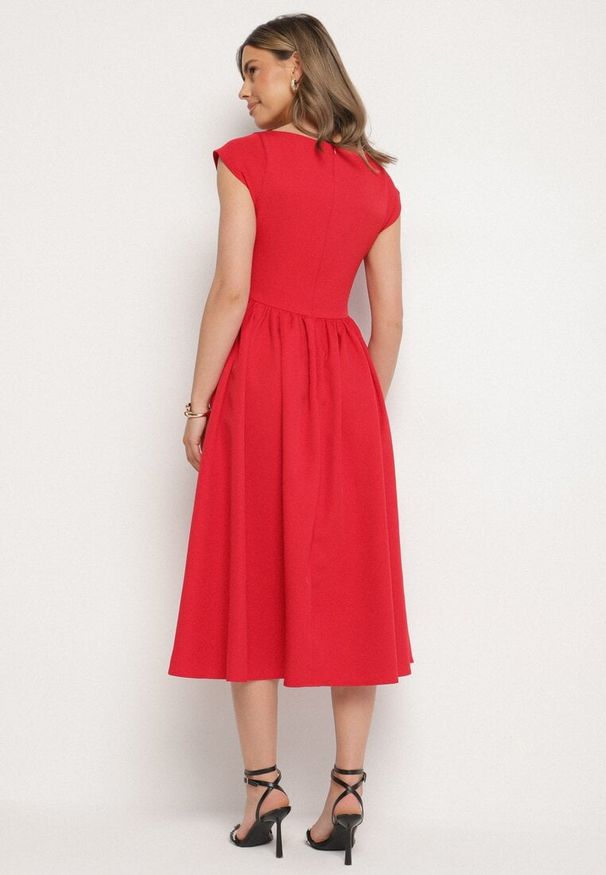 Born2be - Czerwona Rozkloszowana Sukienka Vices z Dekoltem Typu Łódka Milasena. Okazja: na co dzień. Kolor: czerwony. Materiał: jeans. Wzór: aplikacja. Typ sukienki: rozkloszowane. Styl: casual