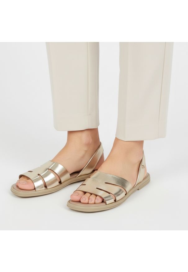 Złote Sandały Lemar Skórzane Buty Na Lato. Okazja: na spacer, na co dzień. Zapięcie: pasek. Kolor: złoty. Materiał: skóra. Sezon: lato. Styl: elegancki, casual