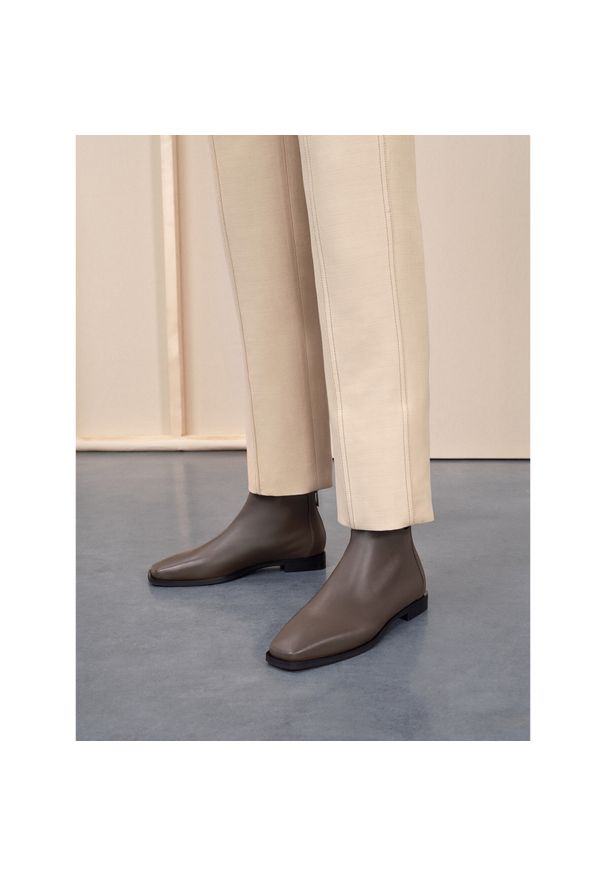 Botki Gino Rossi 3003 Brown. Kolor: brązowy. Materiał: skóra