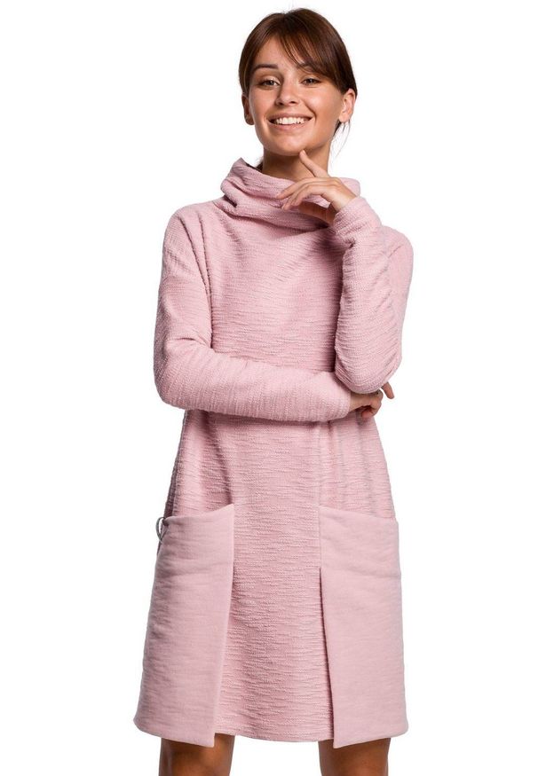 Be Active - Dzianinowa sukienka z golfem i dużymi kieszeniami bawełniana różowa. Typ kołnierza: golf. Kolor: różowy. Materiał: bawełna, dzianina. Sezon: jesień, zima