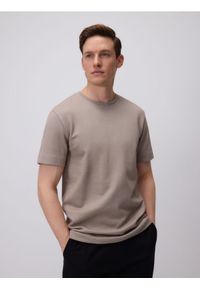 Reserved - T-shirt regular ze strukturalnej dzianiny - brązowy. Kolor: brązowy. Materiał: dzianina