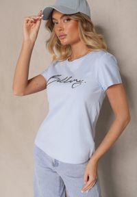 Renee - Jasnoniebieski T-shirt z Bawełny z Napisem Zelreti. Okazja: na co dzień, na spacer. Kolor: niebieski. Materiał: bawełna. Wzór: napisy. Styl: klasyczny, casual, elegancki