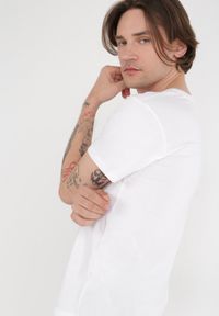 Born2be - Biały T-shirt Elagio. Okazja: na co dzień. Kolor: biały. Materiał: tkanina, bawełna. Długość: krótkie. Wzór: gładki. Styl: klasyczny, casual #4