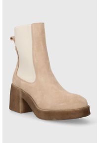 Charles Footwear sztyblety zamszowe Bea damskie kolor beżowy na słupku Bea.Boots.Sabbia. Kolor: beżowy. Materiał: zamsz. Obcas: na słupku. Wysokość obcasa: średni #3