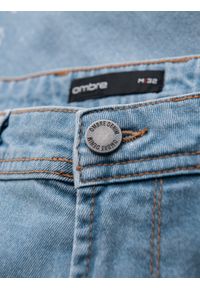 Ombre Clothing - Męskie krótkie spodenki jeansowe z przetarciami i podwiniętą nogawką – jasnoniebieskie V1. Okazja: na co dzień. Kolor: niebieski. Materiał: jeans. Długość: krótkie. Wzór: aplikacja. Sezon: lato. Styl: casual #8