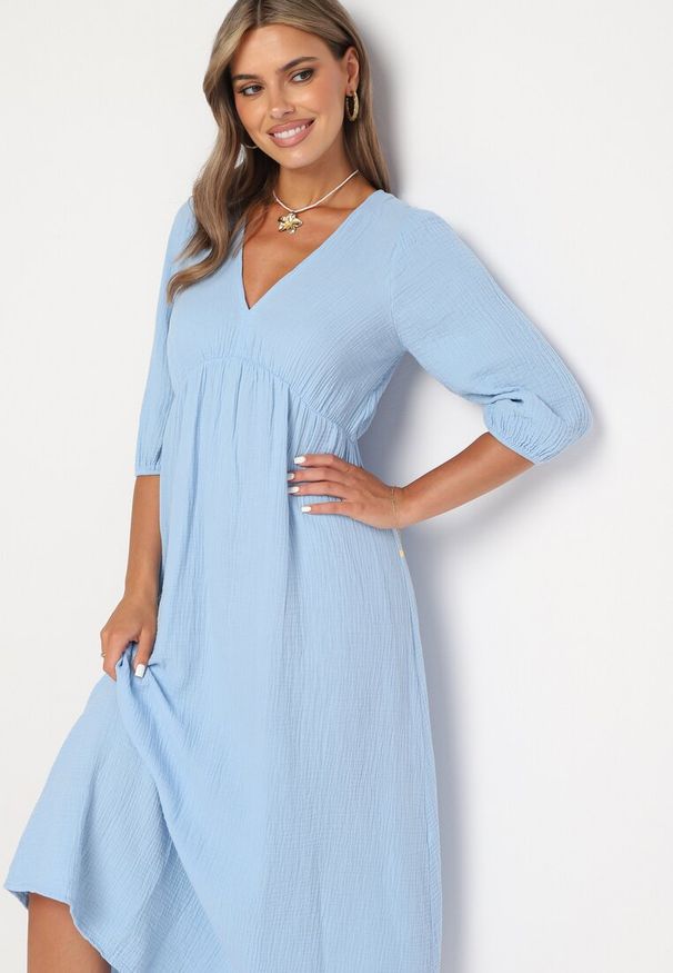 Born2be - Jasnoniebieska Rozkloszowana Bawełniana Sukienka Boho z Wiązaniem i Gumką w Talii Lawla. Okazja: na co dzień. Typ kołnierza: dekolt w kształcie V. Kolor: niebieski. Materiał: bawełna. Typ sukienki: rozkloszowane. Styl: boho