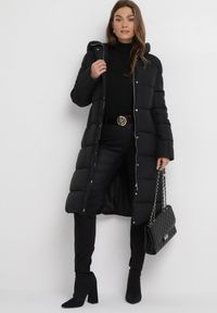 Born2be - Czarna Długa Kurtka Zapinana na Suwak i Napy z Kapturem Tasperia. Okazja: do pracy, na co dzień, na spotkanie biznesowe. Typ kołnierza: kaptur. Kolor: czarny. Materiał: jeans. Długość rękawa: długi rękaw. Długość: długie. Styl: casual, elegancki, biznesowy #2
