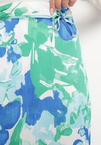 Born2be - Niebiesko-Zielona Kopertowa Spódnica z Materiałowym Paskiem w Abstrakcyjny Wzór Bastar. Kolor: niebieski. Materiał: materiał. Sezon: lato #3