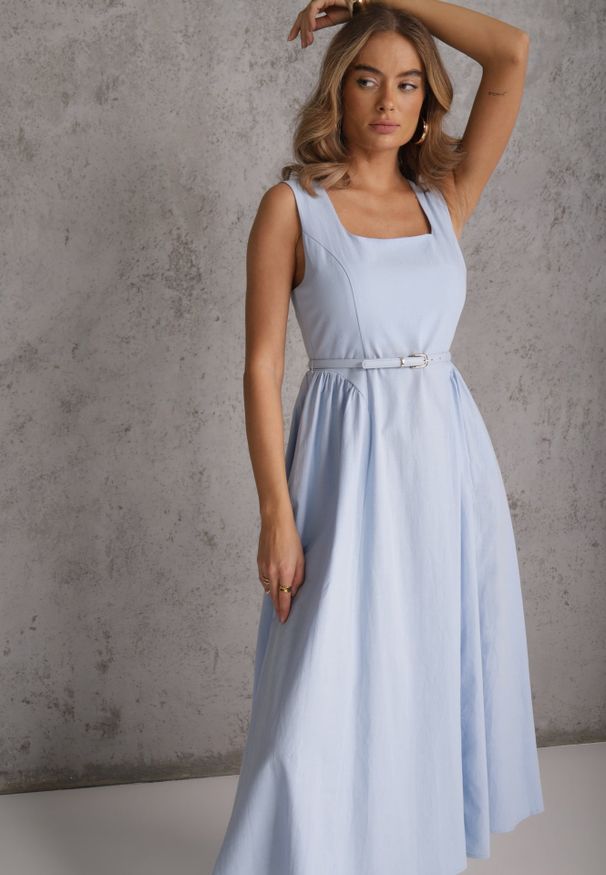 Renee - Niebieska Bawełniano-Wiskozowa Sukienka na Szerokich Ramiączkach z Wąskim Paskiem Alcassa. Typ kołnierza: dekolt kwadratowy. Kolor: niebieski. Materiał: wiskoza, bawełna. Długość rękawa: na ramiączkach. Typ sukienki: rozkloszowane, proste. Styl: elegancki