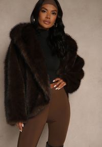Renee - Brązowa Oversizowa Kurtka Futerko z Kapturem Venelle. Okazja: na imprezę. Typ kołnierza: kaptur. Kolor: brązowy. Materiał: futro. Styl: klasyczny #1