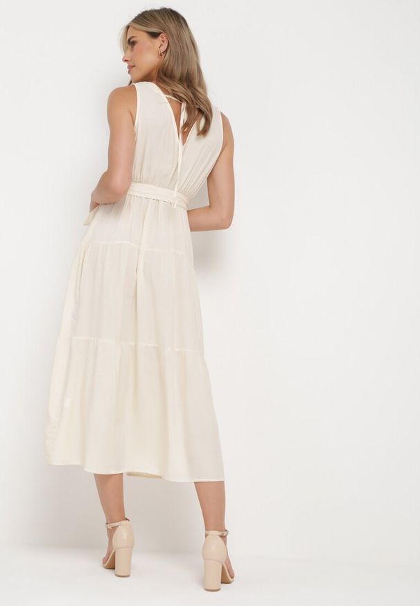 Born2be - Beżowa Wiskozowa Sukienka Midi z Gumką w Pasie i Materiałowym Paskiem Bicuh. Kolor: beżowy. Materiał: wiskoza, materiał. Długość: midi