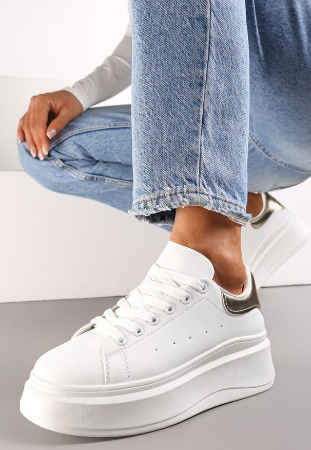 Renee - Biało-Złote Sznurowane Sneakersy na Platformie z Aplikacją przy Sznurówkach Khirlie. Kolor: złoty. Wzór: aplikacja. Obcas: na platformie
