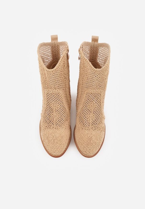 Renee - Ciemnobeżowe Ażurowe Botki Kowbojki VICES na Stożkowym Obcasie Natesela. Okazja: na co dzień. Kolor: beżowy. Materiał: zamsz. Wzór: ażurowy. Sezon: wiosna. Obcas: na obcasie. Styl: casual, elegancki. Wysokość obcasa: średni