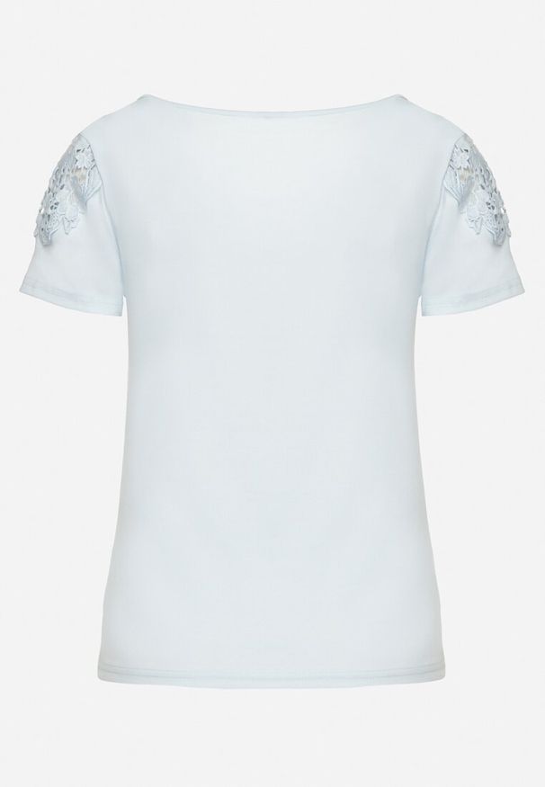 Born2be - Jasnoniebieski Bawełniany T-shirt z Łańcuszkiem i Koronką Liraveira. Okazja: na co dzień. Typ kołnierza: okrągły. Kolor: niebieski. Materiał: bawełna, koronka. Długość rękawa: krótki rękaw. Długość: krótkie. Wzór: koronka. Styl: klasyczny, elegancki, casual
