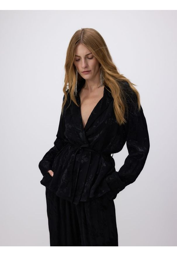 Reserved - Koszula z ozdobnym wiązaniem - czarny. Kolor: czarny. Materiał: żakard, tkanina