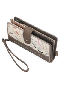 Portfel damski Anekke, z efektownym nadrukiem i metalowym logo zamykany na klapę wyposażony w przegrody na banknoty kieszeń na monety oraz liczne mie. Kolor: beżowy. Wzór: nadruk #6