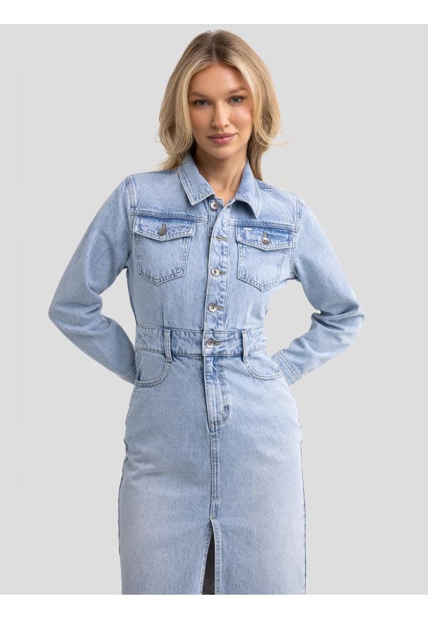 Big-Star - Sukienka damska jeansowa midi jasnoniebieska Laylana 162. Okazja: na co dzień. Kolor: niebieski. Materiał: jeans. Długość rękawa: długi rękaw. Typ sukienki: proste, ołówkowe. Styl: klasyczny, elegancki, wizytowy, casual. Długość: midi