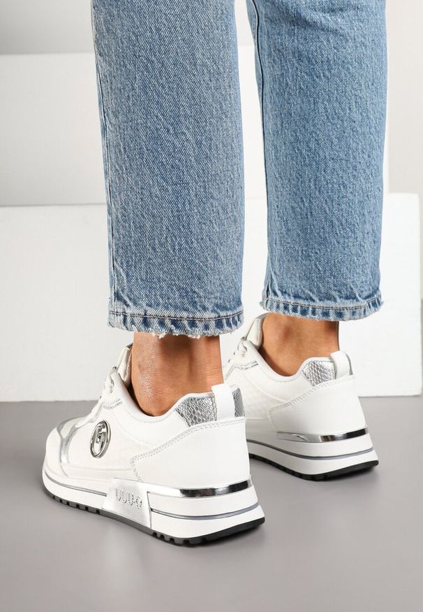 Born2be - Białe Sneakersy Ozdobione Metaliczną Aplikacją Zolamira. Okazja: na co dzień. Zapięcie: sznurówki. Kolor: biały. Materiał: jeans. Wzór: aplikacja. Sezon: jesień, wiosna. Obcas: na płaskiej podeszwie