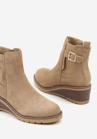 Born2be - Ciemnobeżowe Botki na Koturnie Ozdobione Paskiem z Klamrą Apanella. Okazja: na co dzień. Zapięcie: klamry. Kolor: beżowy. Materiał: jeans. Wzór: aplikacja. Obcas: na koturnie. Styl: casual, elegancki #4