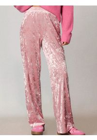 Sinsay - Spodnie wide leg z gniecionego weluru - różowy. Kolor: różowy. Materiał: welur #1