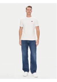 Tommy Jeans T-Shirt Badge DM0DM20322 Biały Regular Fit. Kolor: biały. Materiał: bawełna #5