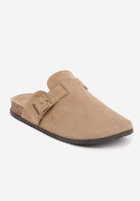 Renee - Ciemnobeżowe Klapki Chodaki Ozdobione Paskiem z Klamrą Ploraria. Okazja: na co dzień. Kolor: beżowy. Materiał: jeans. Wzór: aplikacja. Styl: retro, casual #5