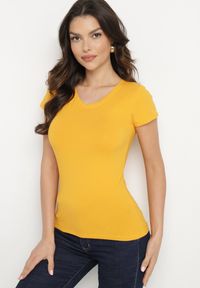 Born2be - Żółty T-shirt Nysalphia. Kolor: żółty. Materiał: bawełna, elastan, dzianina. Długość rękawa: krótki rękaw. Długość: krótkie. Styl: klasyczny