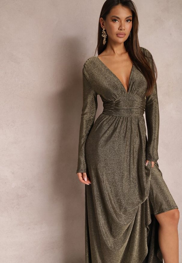 Renee - Złota Rozkloszowana Sukienka Maxi z Błyszczącego Materiału z Drapowaniem w Talii Kizzetta. Kolor: złoty. Materiał: materiał. Długość: maxi
