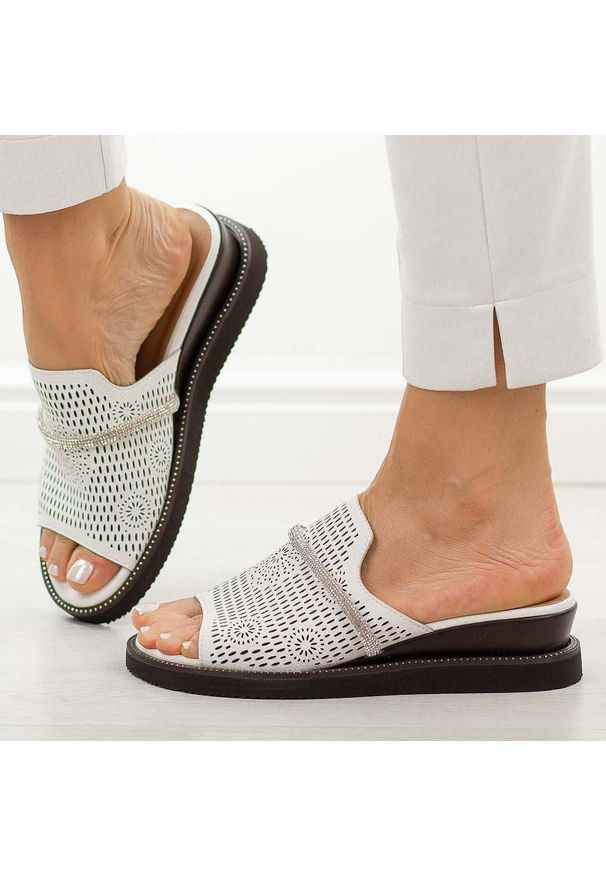 Białe skórzane klapki damskie na koturnie M.Daszyński 2267-14. Okazja: na co dzień. Kolor: biały. Materiał: skóra. Sezon: wiosna, lato. Obcas: na koturnie. Styl: casual, elegancki, klasyczny