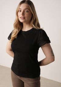 Born2be - Czarny Bawełniany T-shirt z Koronkowymi Rękawami Carilynore. Okazja: na co dzień. Kolor: czarny. Materiał: bawełna, koronka. Styl: elegancki, klasyczny, casual #1
