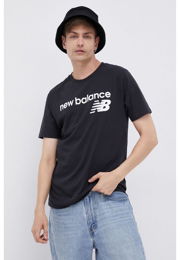 New Balance - T-shirt. Okazja: na co dzień. Kolor: czarny. Materiał: dzianina. Wzór: nadruk. Styl: casual