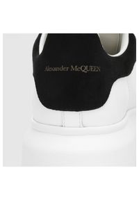 Alexander McQueen - ALEXANDER MCQUEEN Białe sneakersy damskie z czarnym napiętkiem. Kolor: biały. Materiał: zamsz, skóra. Szerokość cholewki: normalna
