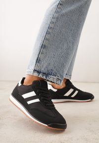 Renee - Czarne Sneakersy Ozdobione Dwoma Paskami Lannatea. Okazja: na co dzień. Zapięcie: pasek. Kolor: czarny. Wzór: aplikacja #7