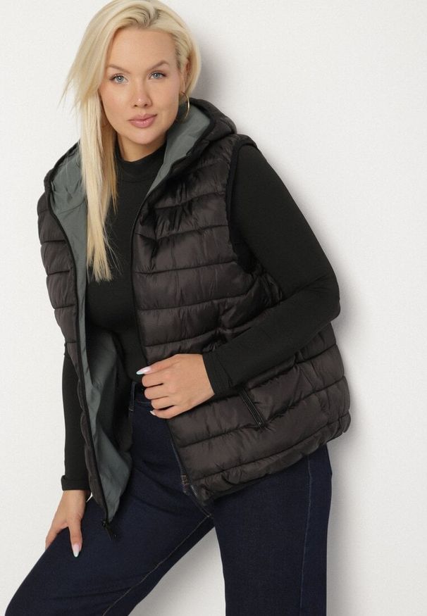 Born2be - Zielona Dwustronna Kamizelka z Kapturem Zdobiona Pikowanymi Przeszyciami Tuliona. Okazja: na spacer. Typ kołnierza: kaptur. Kolekcja: plus size. Kolor: zielony. Materiał: jeans. Wzór: aplikacja. Styl: elegancki