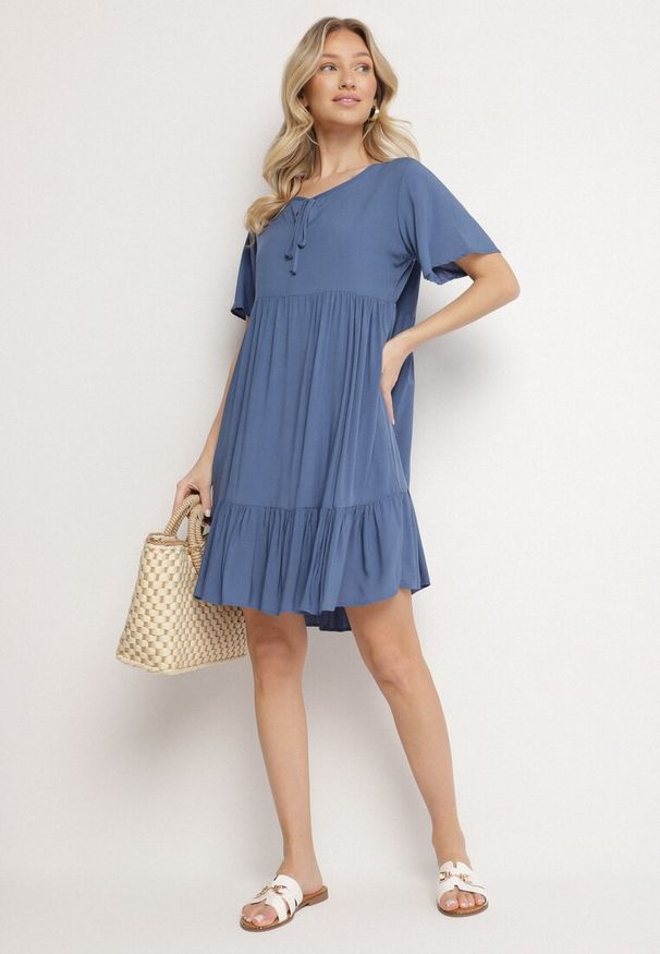 Born2be - Niebieska Sukienka z Bawełny o Rozkloszowanym Kroju z Wiązaniem przy Dekolcie Mepilea. Okazja: na co dzień. Kolor: niebieski. Materiał: bawełna. Długość rękawa: krótki rękaw. Sezon: wiosna, lato. Typ sukienki: rozkloszowane. Styl: casual, elegancki, klasyczny